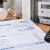 Factura de electricidad con calculadora para revisar el gasto energético